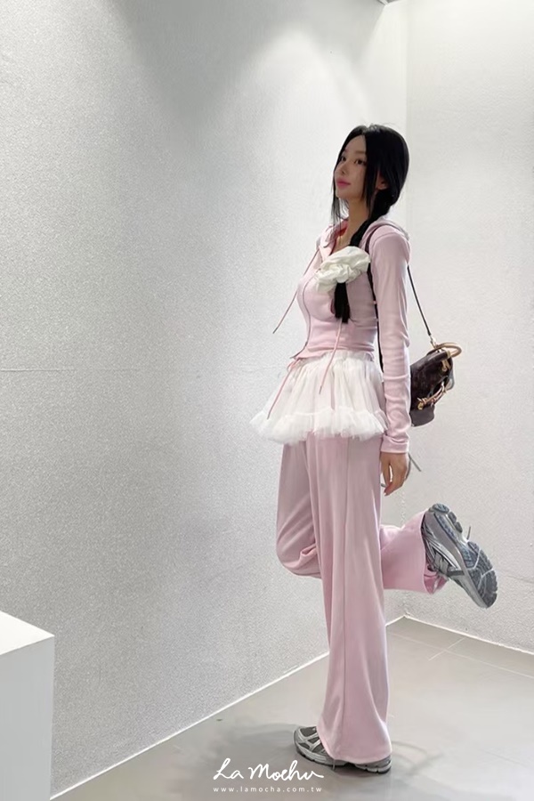 外搭透紗微蓬短裙